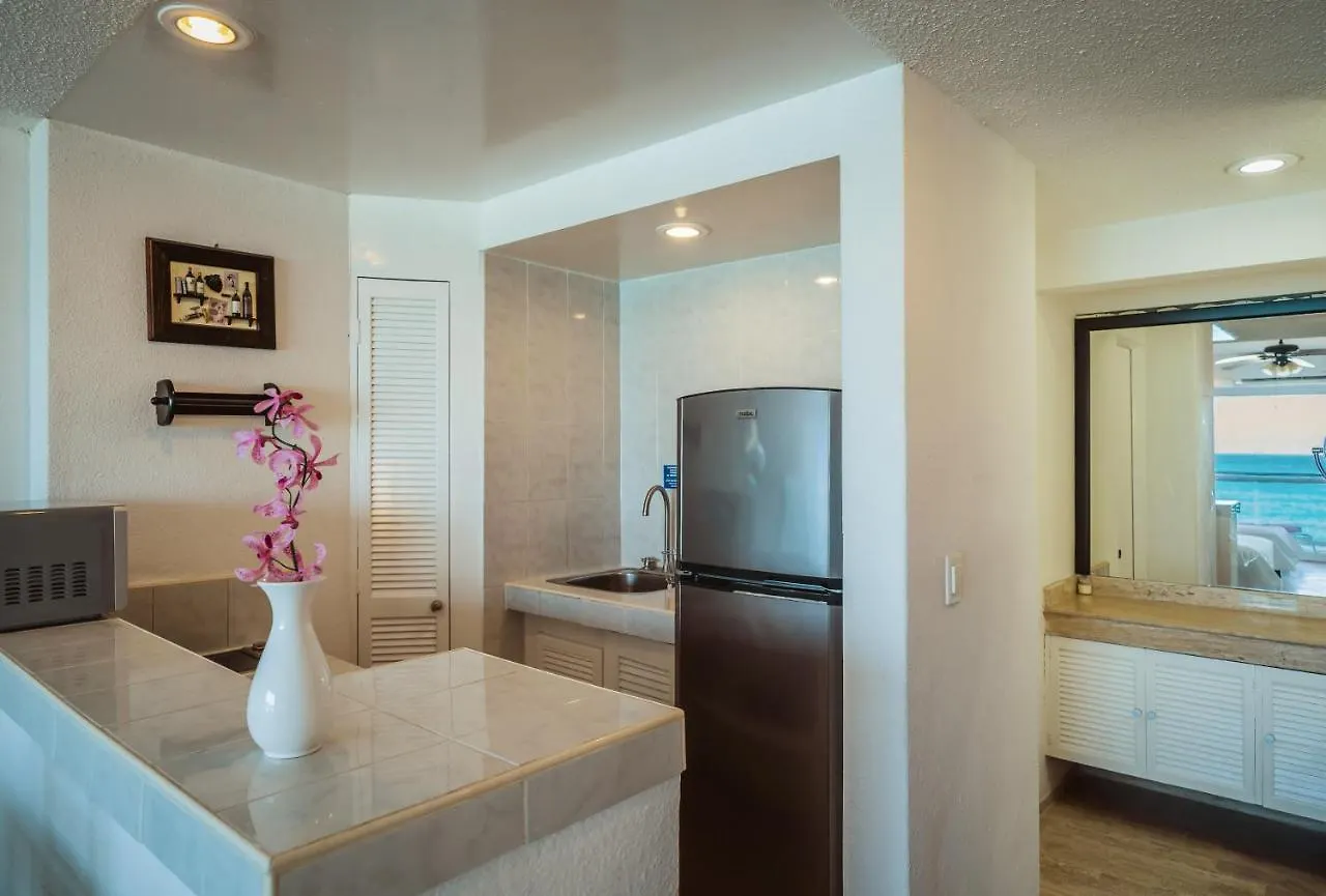 Beachfront Studio! Ubicacion Perfecta! Cancun